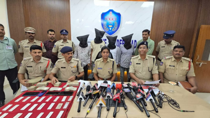 సికింద్రాబాద్ పోలీసులు స్వాధీనం చేసుకున్న నకిలీ వెండి మరియు నిందితుల ముఠా.