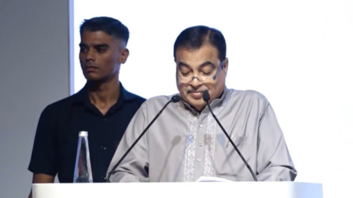 కేంద్ర మంత్రి నితిన్ గడ్కరీ గారు స్వచ్ఛమైన ఇంధన వాహనాల ప్రాముఖ్యతను వివరిస్తున్న దృశ్యం.