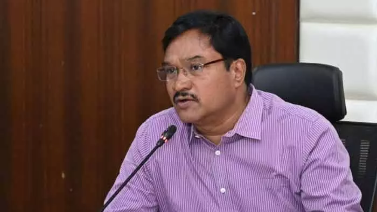 HYDRA Commissioner AV Ranganath addressing students at CBIT college about environmental protection and land recovery.