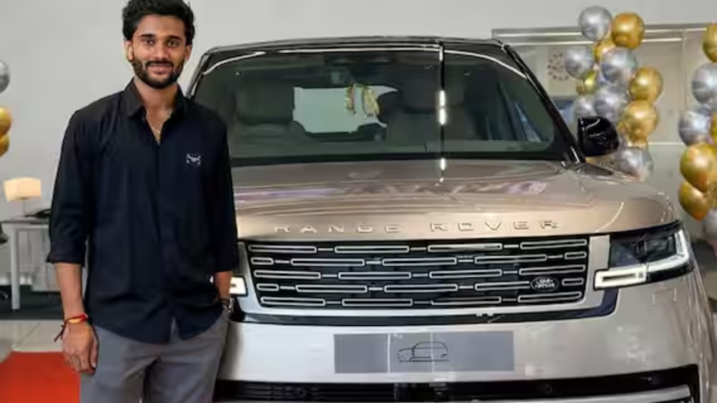 హైదరాబాద్‌లో తన కొత్త రేంజ్ రోవర్ కారుతో సన్‌రైజర్స్ హైదరాబాద్ క్రికెటర్ నితీశ్ కుమార్ రెడ్డి.