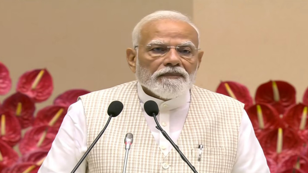 కోయంబత్తూరు ఎన్నికల సభలో ప్రజలను ఉద్దేశించి ప్రసంగిస్తున్న ప్రధాని నరేంద్ర మోదీ.