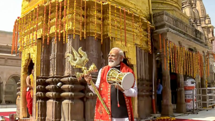 కాశీ విశ్వనాథ ఆలయంలో త్రిశూలం మరియు ఢోలుతో ప్రధాని నరేంద్ర మోదీ.