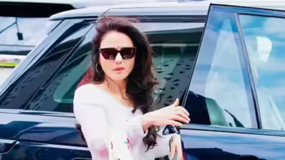 లగ్జరీ కార్ల ముందు నిలబడిన బాలీవుడ్ నటి ప్రీతి జింటా మరియు ఆమె వద్ద ఉన్న ఖరీదైన వాహనాల కలెక్షన్