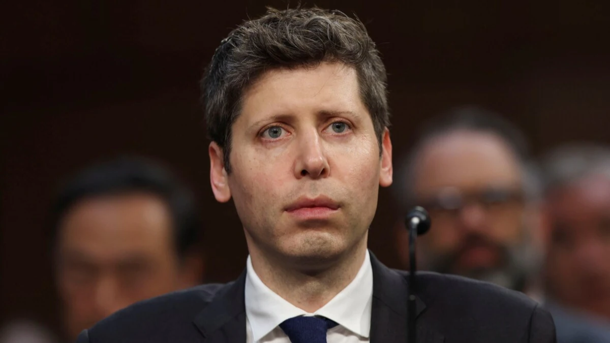 OpenAI CEO Sam Altman posing for a photo, highlighting the global figure in Artificial Intelligence.