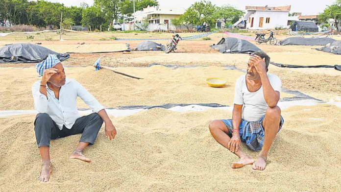 నిజామాబాద్‌లోని ఐకేపీ కేంద్రం వద్ద లారీల కోసం ఎదురుచూస్తూ కుప్పలుగా పోసిన వరి ధాన్యం.