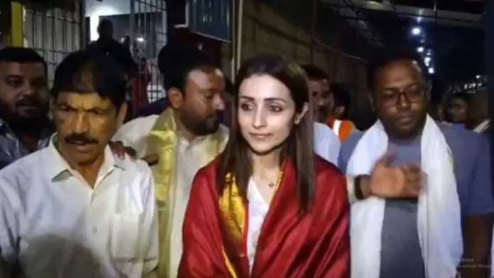 తిరుమల ఆలయ పరిసరాల్లో సాధారణ భక్తురాలిలా నటి త్రిష.