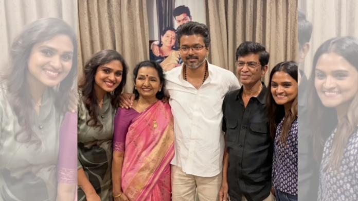 విజయ్ తన తల్లి శోభా చంద్రశేఖర్‌తో కలిసి విజయోత్సవంలో ఉన్న భావోద్వేగ చిత్రం.